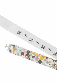 Florale Stoffmaßband in Pastellfarben, detailliert mit schwarz bedruckten Maßmarkierungen und einem silbernen Metallhakenverschluss.