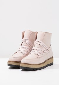 Marcel Ostertag x Tamaris Kotníkové boty na platformě - light pink