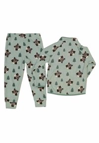 Fleece-Pyjama-Set mit einem hellblauen Hintergrund und einem Muster aus Waschbären und Kiefernbäumen. Enthält lange Ärmel und elastische Bündchen.