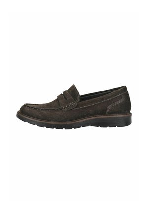 Dunkelbrauner Wildleder-Herrenloafer mit gesteppten Details und schwarzer Gummisohle, im Seitenprofil auf weißem Hintergrund gezeigt.