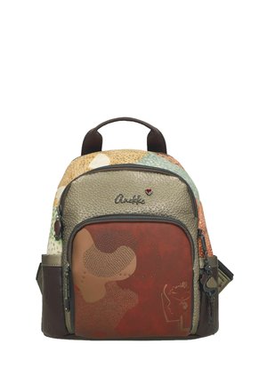 Kompakter mehrfarbiger Rucksack mit vorderer Reißverschlusstasche mit abstrakten Mustern, einem kleinen Anhänger und dem Markennamen Anekke auf strukturiertem Material.