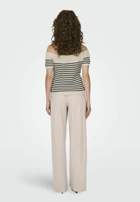 JDY SCHULTERFREI - T-shirts print - ecru