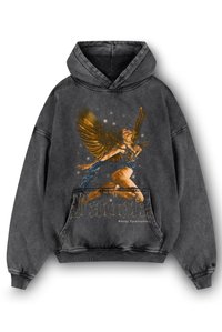 Υπερμεγέθη γκρίζα φούτερ με κουκούλα, με γραφικό μπροστά ενός φτερωτού φιγούρας, διαθέτοντας χρυσές λεπτομέρειες, μπροστινή τσέπη και πλεκτούς κορμούς.