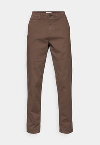 Pantalon marron à jambes droites avec passants pour ceinture, fermeture devant par bouton et zip, et poches latérales sur un fond uni.