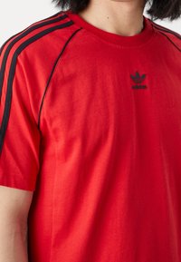 adidas Originals Triko s potiskem - red