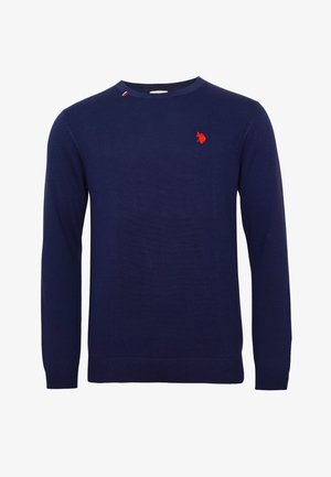 Tummansininen neulepullover pitkille hihoille, pyöreällä kaula-aukolla, resorikuvioidut hihansuut ja helma, jossa on pieni punainen logo vasemmassa rinnassa.