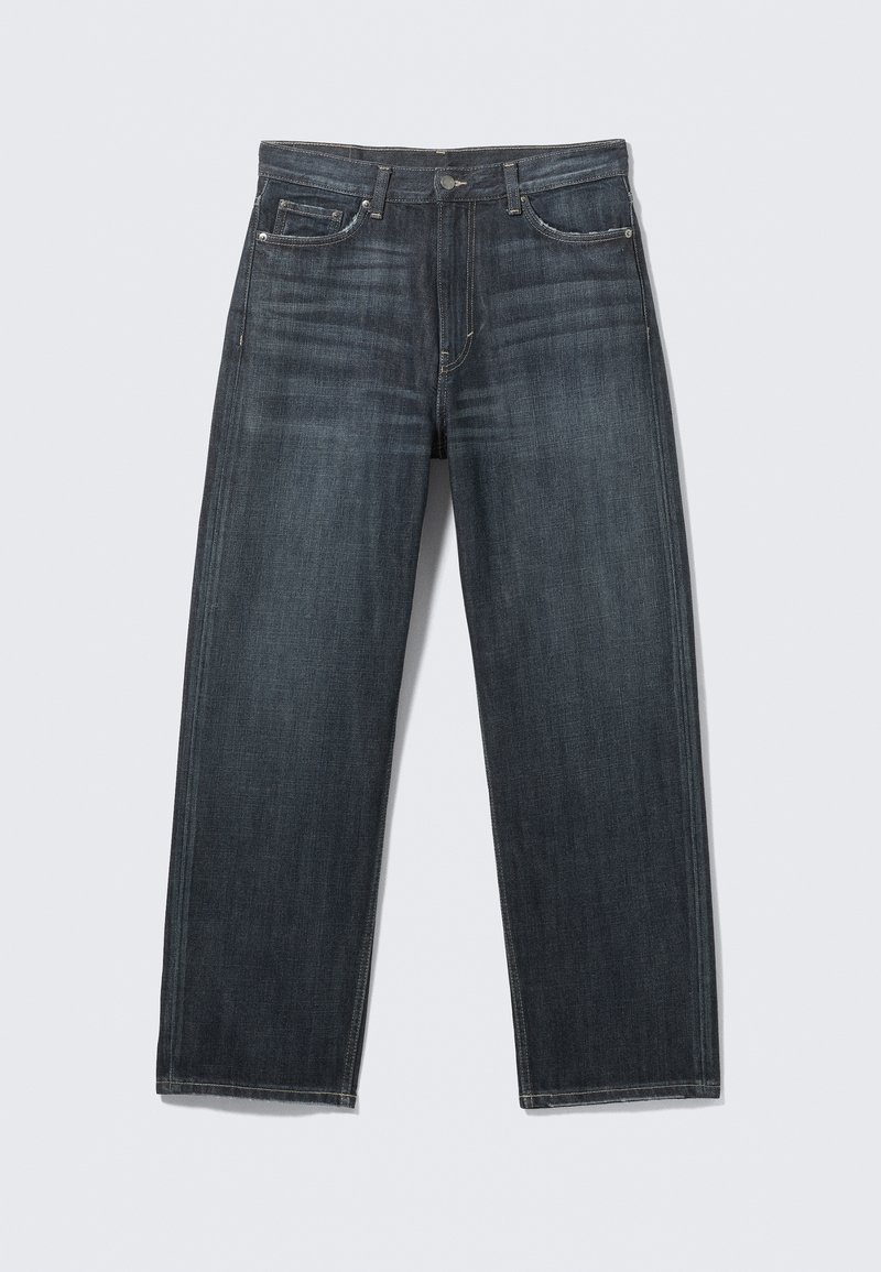 Mörkblå jeans med raka byxben, tillverkade av denim. Har fem fickor, dragkedja framtill och synliga sömmar längs sidorna.