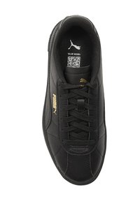 Czarne buty sportowe z gładką syntetyczną cholewką, płaskim zapięciem na sznurowadła, złotym detalem logo oraz teksturowaną podeszwą dla lepszej przyczepności.