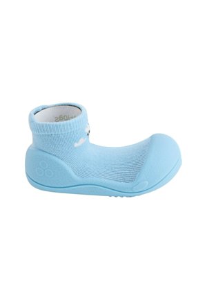 Scarpina azzurra chiaro per bimbo con tomaia a maglia simile a un calzino e suola in gomma flessibile, progettata per comfort e facilità di indosso.