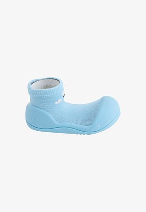 Scarpina azzurra chiaro per bimbo con tomaia a maglia simile a un calzino e suola in gomma flessibile, progettata per comfort e facilità di indosso.