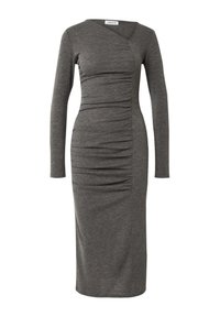 Graues langärmliges Kleid mit V-Ausschnitt, das eine figurbetonte Silhouette und geraffte Seitendetails für Struktur aufweist. Hergestellt aus weichem Stoff.