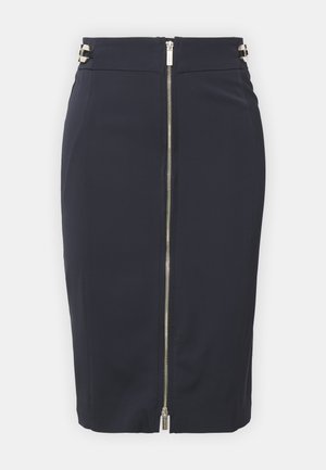 Mornarsko krilo v obliki svinčnika iz gladkega blaga s sprednjim zadrgo, z kovinskimi detajli na pasu in ožjim, prilegajočim krojem.