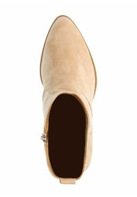 Stivaletto alla caviglia in suede beige con punta appuntita, cerniera laterale e tacco basso. L'interno è scuro, mettendo in risalto il design pulito e semplice dello stivale.