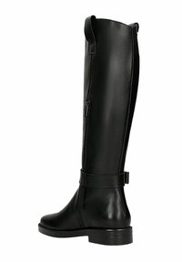 Černá kožená kozačka sahající po kolena se zapínáním na zip na boku, plochým podpatkem a páskem kolem kotníku. Hladká textur a elegantní design.