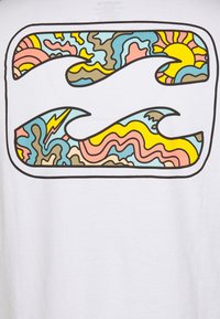 Bílý tričko s barevným grafickým motivem abstraktních vln, slunce a vzorů v růžové, žluté a modré, orámované černou.