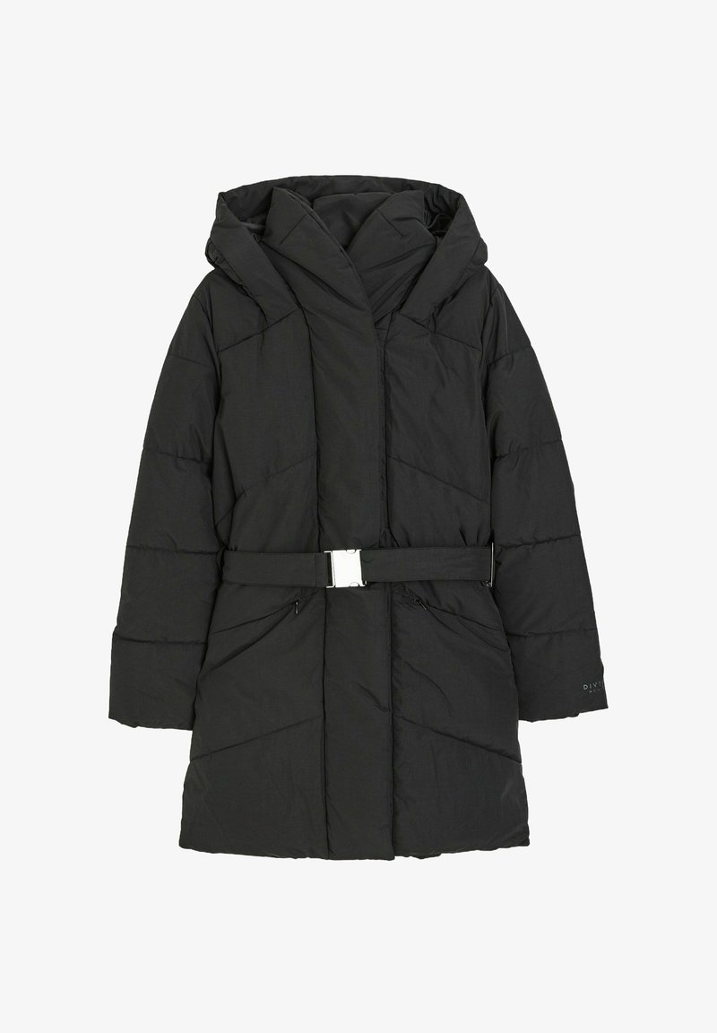 Czarna puchowa kurtka z kapturem, paskiem z sukienką w kolorze srebrnym oraz diagonalnym pikowaniem. Widać dwie przednie kieszenie.