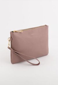 Cartera de mano texturizada rosa hecha de material sintético, con un zipper dorado y una correa de muñeca desmontable. Logotipo de la marca Visible en la parte frontal.