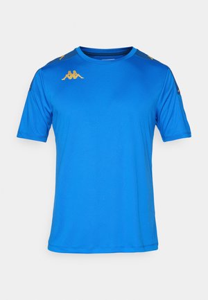 Modra športna majica kratkih rokavov z okroglim izrezom in zlatimi logotipi blagovne znamke na ramenih in prsih.