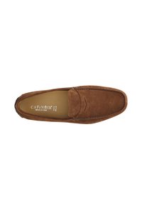 Loaferit ruskeasta sametista, joissa on ommellut yksityiskohdat ja pyöristetyt varpaat. Sisäpuolelta näkyy brändin nimi "CAFÉNOIR" ja "MADE IN ITALY" pohjallisessa.