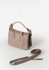 Borsa a spalla in pelle beige con finitura testurizzata, manico annodato e tracolla regolabile. Presenta una chiusura a patta e un design morbido e arricciato.