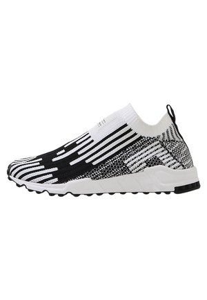 Sort-hvid slip-on sneaker med strikket overdel, stribet mønster, hvid sål og trækstrop på hælen.