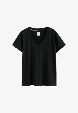 Schwarzes kurzärmeliges V-Ausschnitt-T-Shirt aus Baumwolle. Einfaches, gerade geschnittenes Design mit weicher Textur und minimaler Gestaltung.