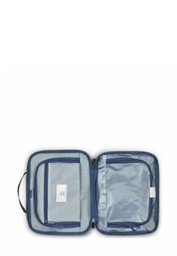Bolsa de tela azul con una cremallera abierta, que presenta un bolsillo de malla con un patrón gris en un lado y un compartimento transparente en el otro.