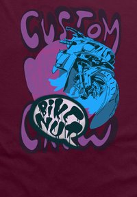 Grafický tričko s ilustrací modrého motocyklu na burgundském pozadí, se stylizovaným textem "Custom Bike Nut" v černé a fialové barvě.