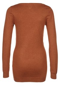 Långärmad, figurnära stickad tröja i rostfärg, bakvy, mjukt material med ribbade ärmslut och nederkant.