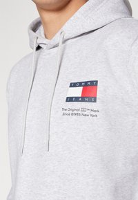 Tommy Jeans ESSENTIAL FLAG HOOD  - Sudadera - silver grey