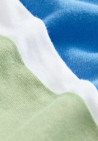 Mitmevärvilised kangasektsioonid: roheline, valge ja sinine. Pehme tekstuur ribakujulise mustriga, näidates kerget läiget. Sile ja mugav välimus.