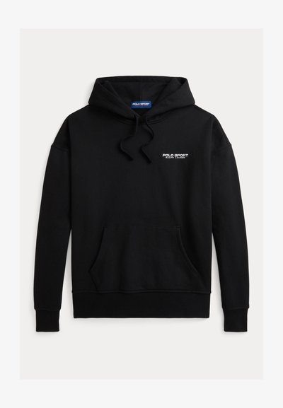 Juodas džemperis su kapišonu, priekyje su dideliu kišeniu. Viršutiniame kairiajame kampe baltais užrašytas tekstas „POLO SPORT“. Pagaminta iš minkštos medžiagos.