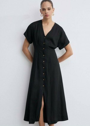 Abito midi in lino nero con scollatura a V, maniche corte e chiusura con bottoni frontali. Presenta una fessura laterale e una gonna fluida.