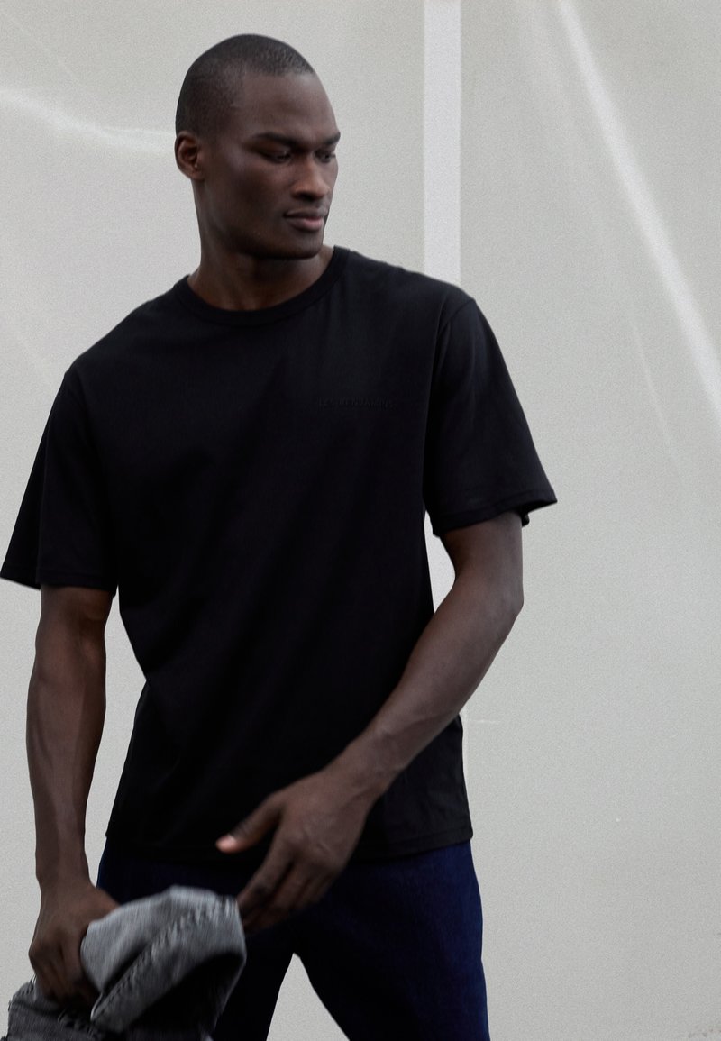 Les Benjamins SHORT SLEEVE TEE - Pamata T-krekls - black
