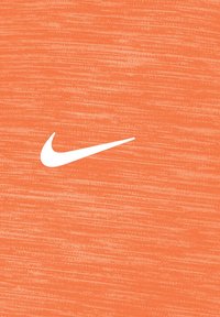 Narancssárga sportpóló, texturált anyagból készült, középen, az elülső részen egy fehér Nike swoosh logóval.