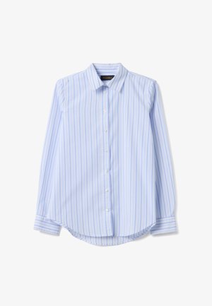 Camisa de manga larga a rayas azules y blancas, confeccionada en tela ligera, con cuello puntiagudo, cierre de botones en el frente y dobladillo redondeado.
