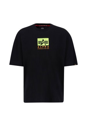 Camiseta de algodón negra con un gráfico cuadrado en amarillo y naranja que dice "ALPHA INDUSTRIES", cuello redondo y mangas cortas.