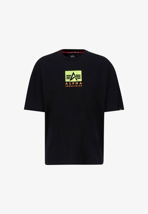 Sort bomulds T-shirt med et firkantet grafisk print i gul og orange med teksten "ALPHA INDUSTRIES," rund hals og korte ærmer.