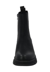 Botín negro hasta el tobillo con un acabado de cuero suave, punta redondeada, cremallera lateral y lengüetas en el talón, con una suela de goma resistente.