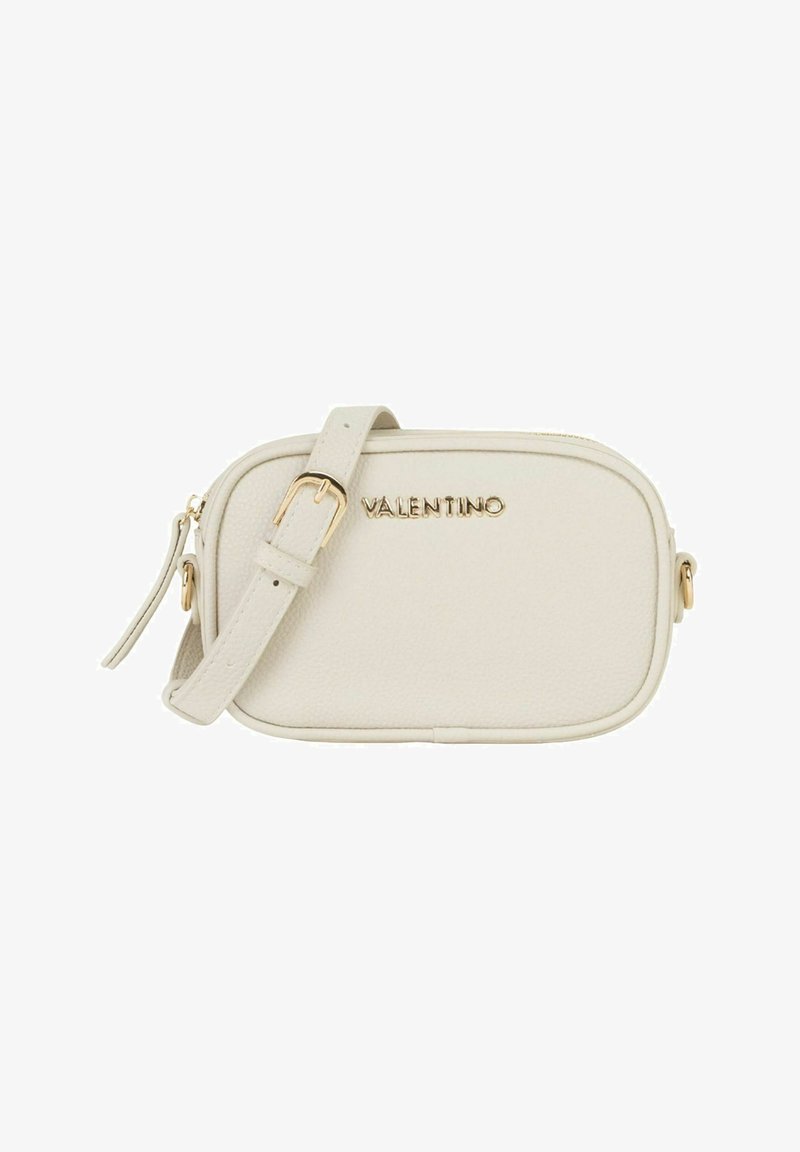Petit sac bandoulière rectangulaire beige avec une sangle à boucle dorée et le logo Valentino à l'avant, fermeture à glissière en haut.