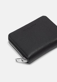 Czarny skórzany portfel o fakturowanej powierzchni, z zamkiem błyskawicznym i srebrnymi elementami metalowymi. Przód ozdobiony wytłoczonym logo. Kwadratowy kształt.