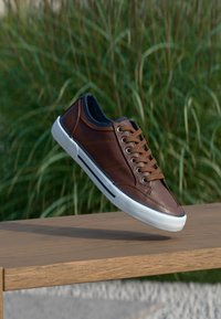 Pier One UNISEX - Sportcipő - cognac