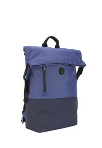 Zaino in tessuto blu con flap pieghevole, tasca con cerniera nera e parte inferiore di un blu scuro. Dotato di spallacci regolabili e un logo rotondo.