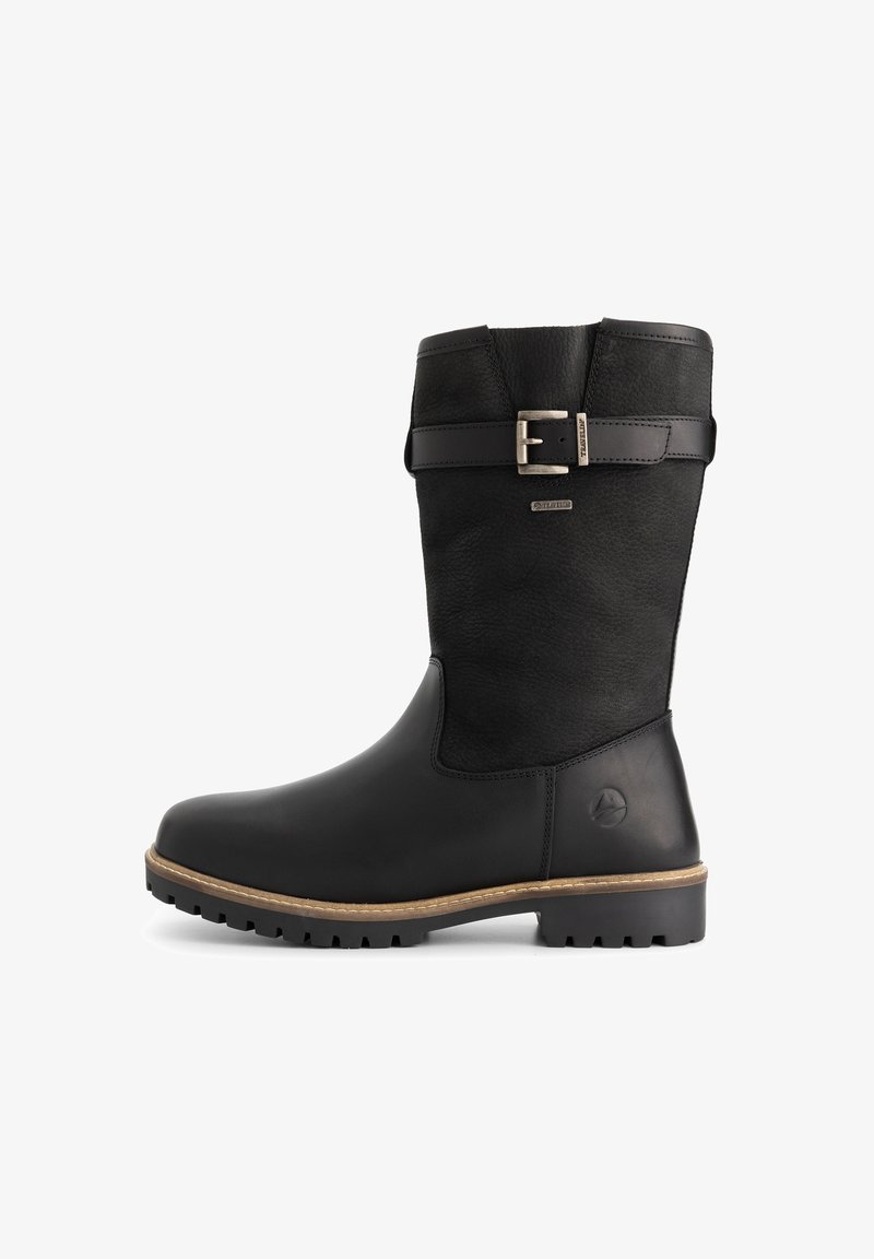 Zwarte leren enkelboot tot halverwege de kuit met een gestructureerde bovenkant, decoratieve gespsluiting, robuuste zool en beige stiksels langs de rand van de zool.