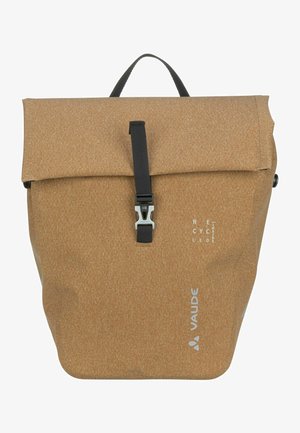 Brauner Rucksack mit Rollverschluss aus strukturiertem, recyceltem Material. Verfügt über einen schwarzen Trageriemen und silberne Beschläge. Logo auf der Seite aufgedruckt.