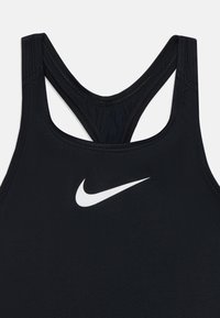 Fekete sportos tank top racerback dizájnnal, sima anyagból készült, bal oldalon fehér Nike logóval.