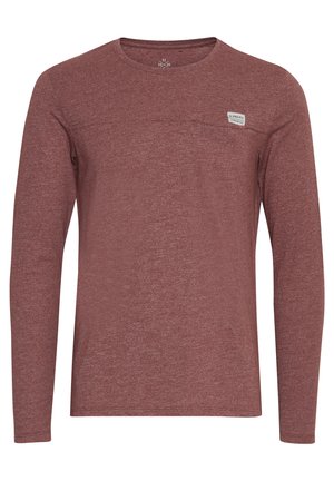 Camicetta a maniche lunghe in borgogna, realizzata in tessuto testurizzato. Presenta un colletto tondo e una piccola etichetta sul petto. Design semplice e casual.