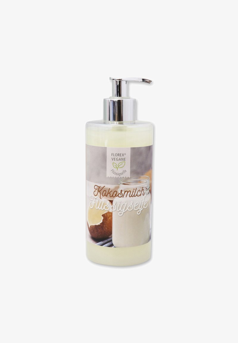 Translucente Flasche mit einer silbernen Pumpe, beschriftet mit "Kokosmilch Flüssigseife." Enthält eine cremige Flüssigkeit und Bilder von Kokosnuss und Milch.