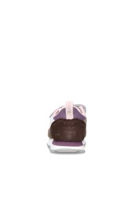 Sneaker per bambini in suede grigio e marrone con accenti rosa. Presenta una suola ammortizzata, retro testurizzato e dettaglio del logo sul tallone.