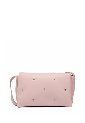 Miękka różowa prostokątna torebka z małymi srebrnymi ćwiekami rozmieszczonymi w nieregularnym wzorze oraz cienkim paskiem na białym tle.